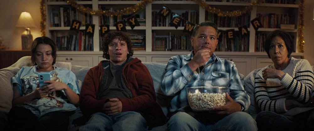 裸の銃を持つ男の画像