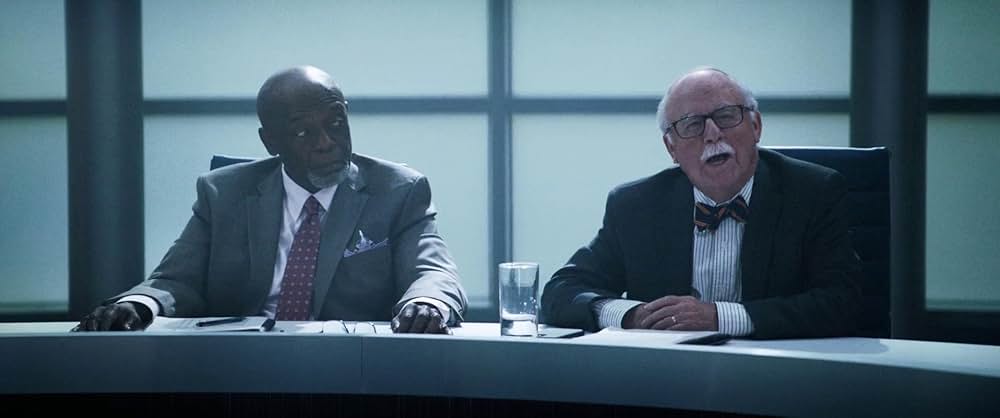 裸の銃を持つ男の画像