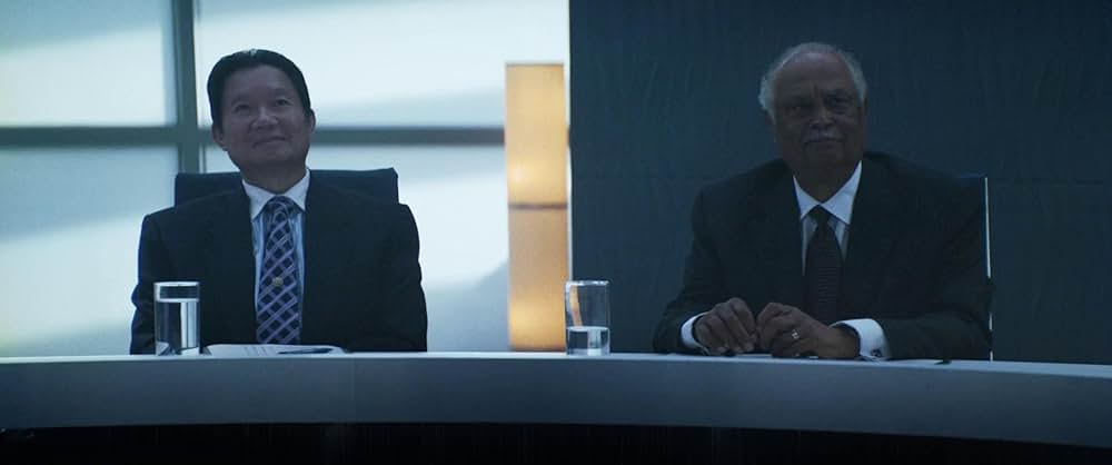 裸の銃を持つ男の画像