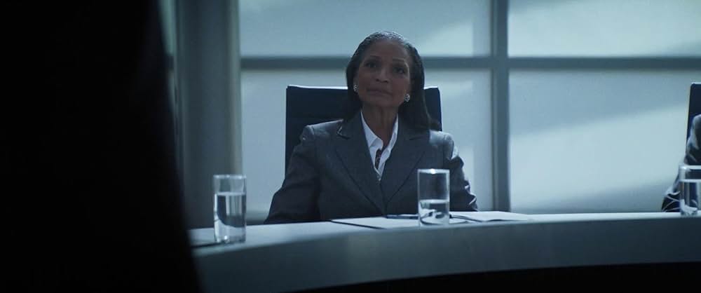 裸の銃を持つ男の画像