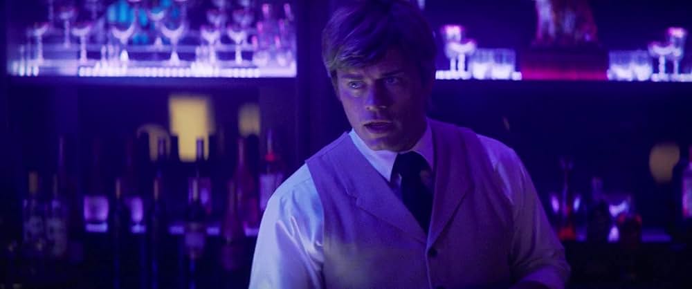 裸の銃を持つ男の画像