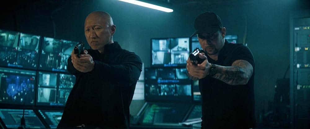 裸の銃を持つ男の画像