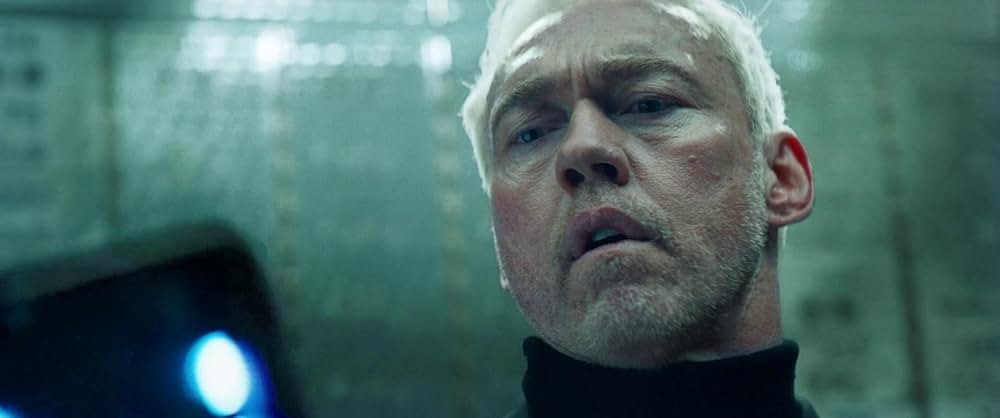 裸の銃を持つ男の画像