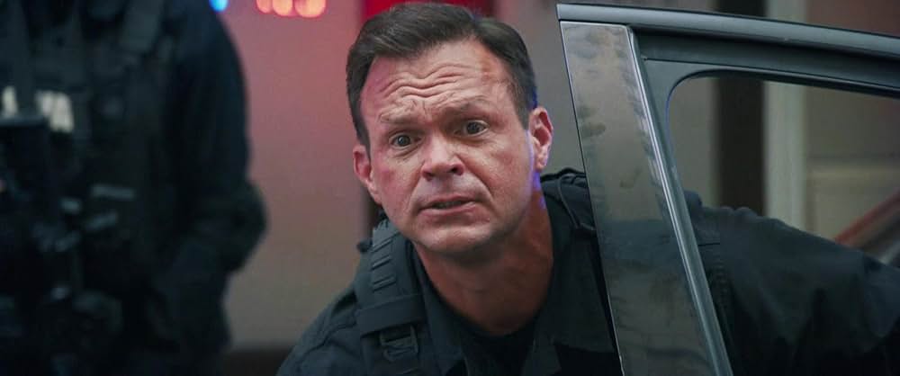 裸の銃を持つ男の画像