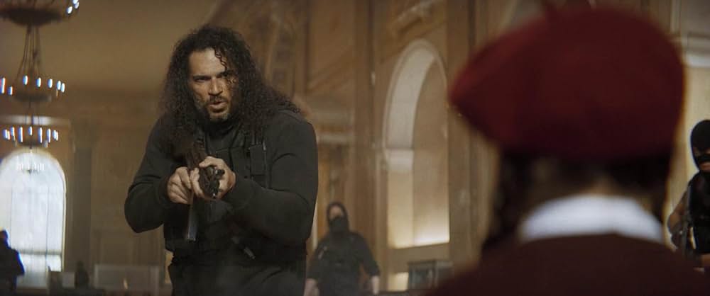 裸の銃を持つ男の画像