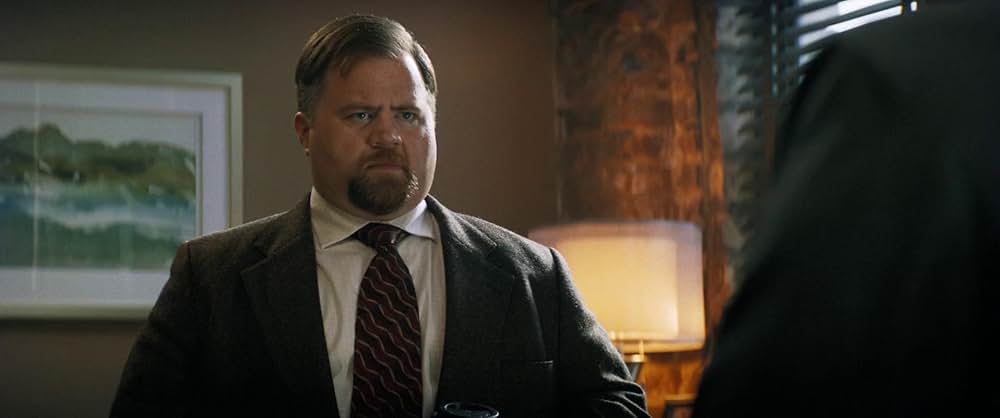 裸の銃を持つ男の画像