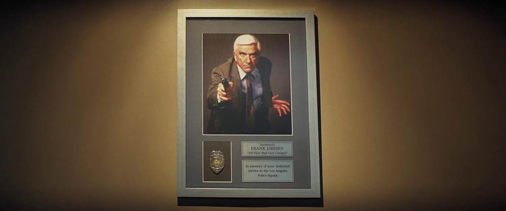 裸の銃を持つ男の画像