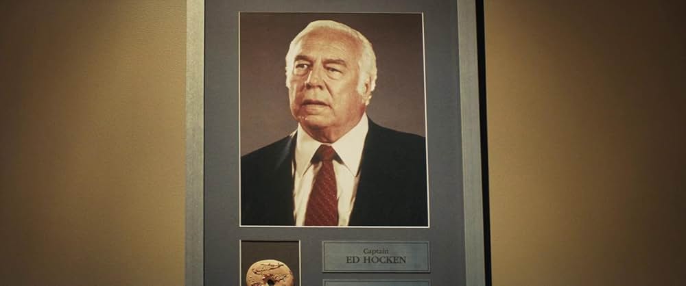 裸の銃を持つ男の画像