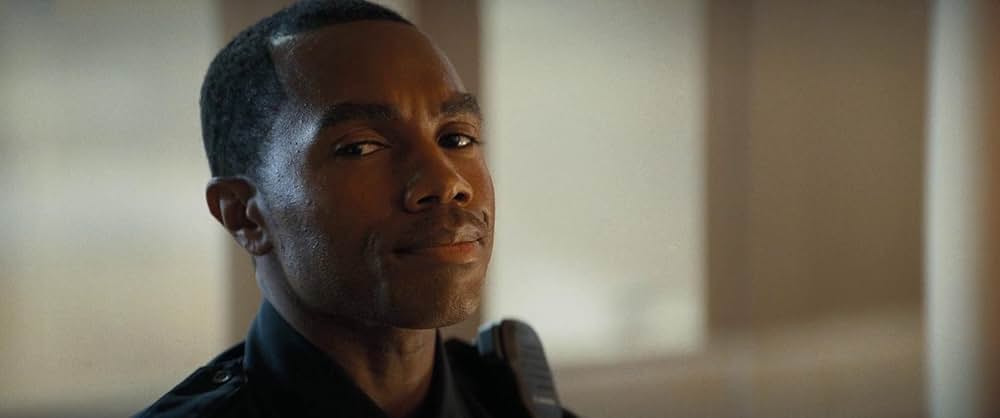 裸の銃を持つ男の画像