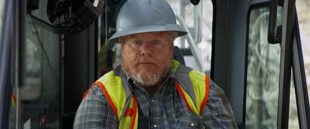 裸の銃を持つ男の画像