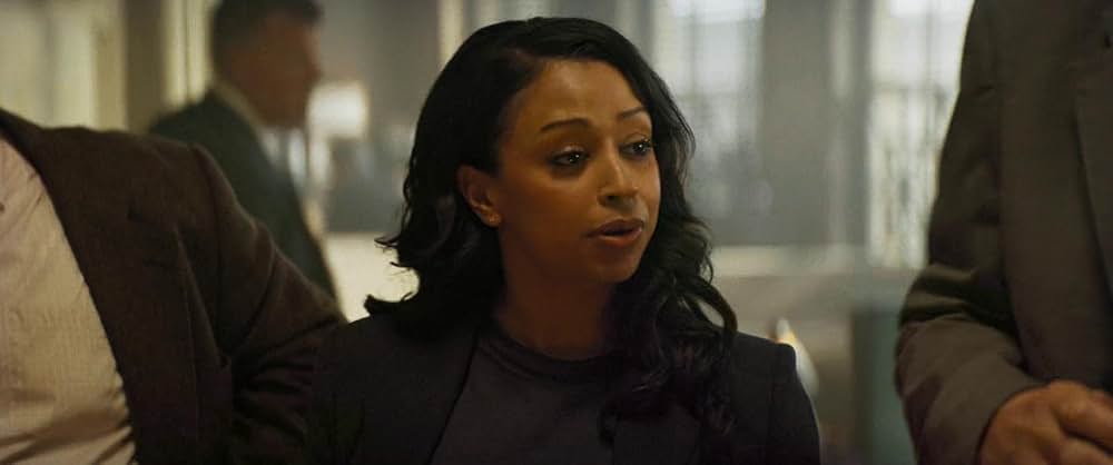 裸の銃を持つ男の画像