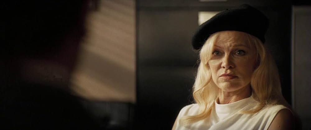 裸の銃を持つ男の画像