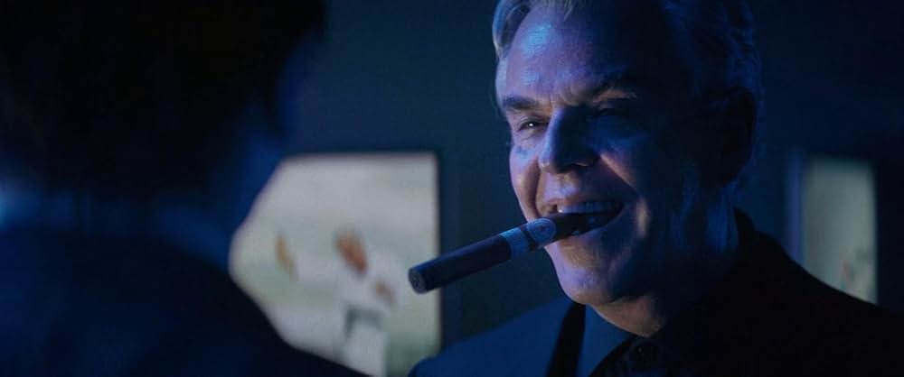 裸の銃を持つ男の画像