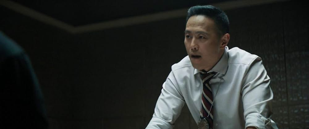 裸の銃を持つ男の画像