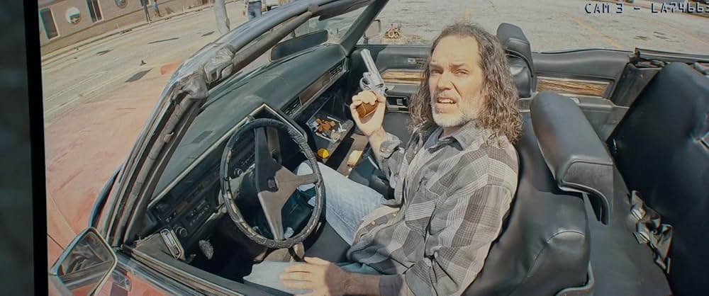 裸の銃を持つ男の画像