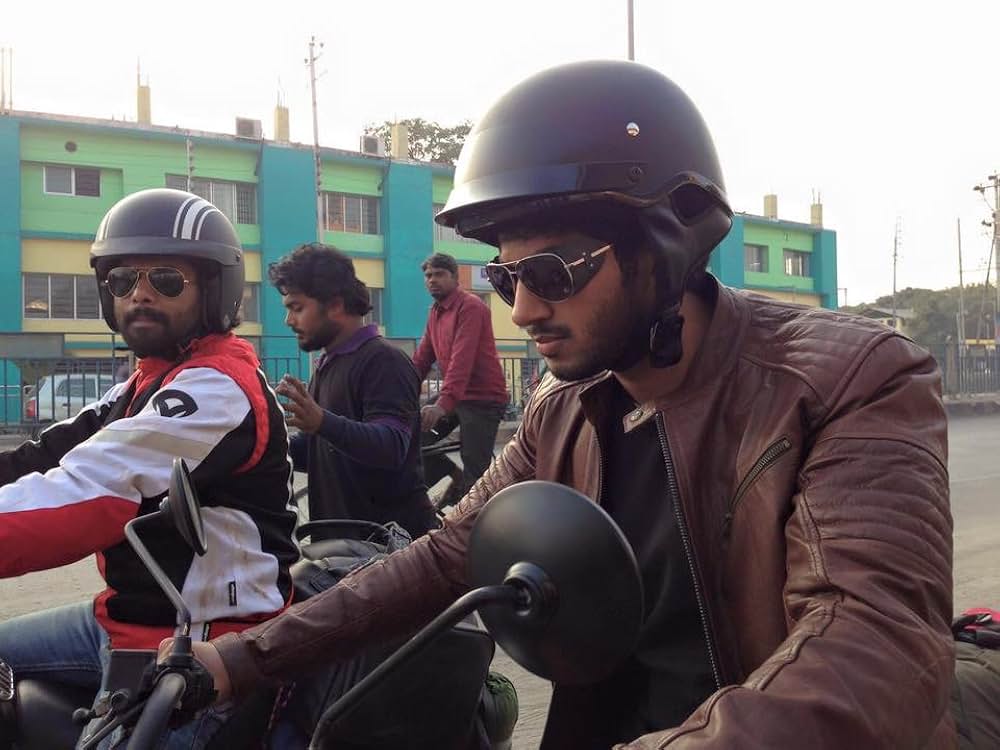 青い空、碧の海、真っ赤な大地の画像