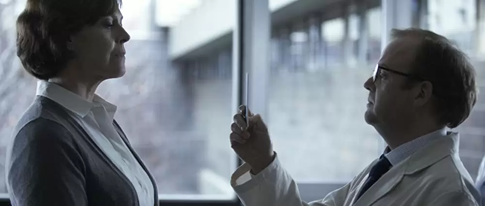 「レッド・ライト」シガニー・ウィーバー & トビー・ジョーンズの画像