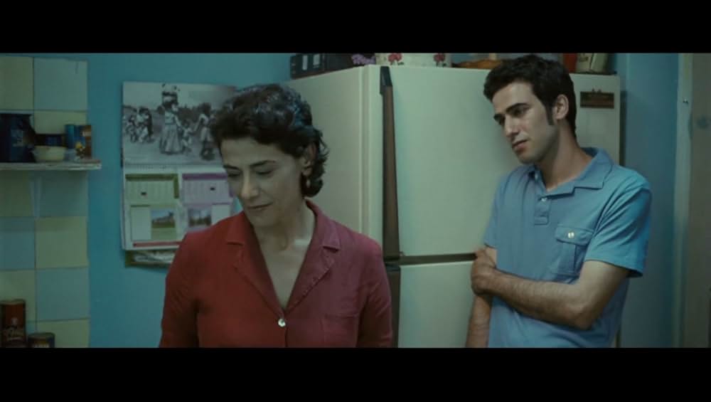 海に浮かぶ小瓶の画像