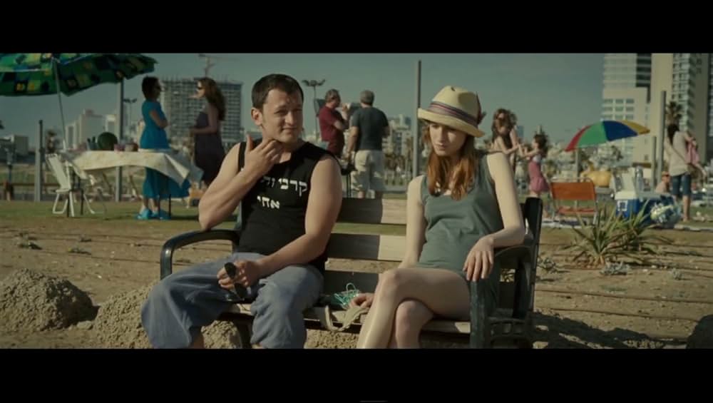 海に浮かぶ小瓶の画像