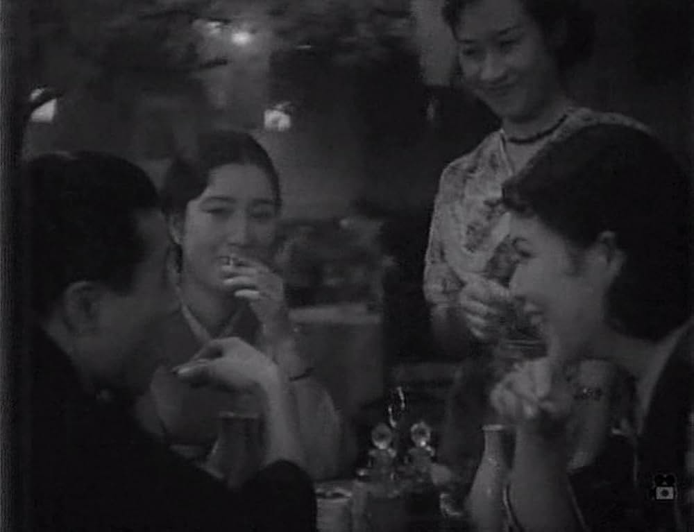 朝の並木路の画像