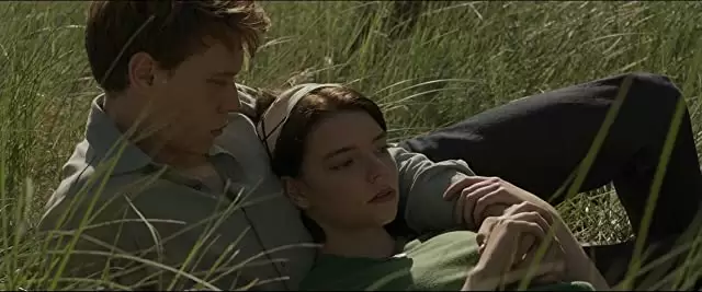 「マローボーン家の掟」ジョージ・マッケイ & アニヤ・テイラー＝ジョイの画像