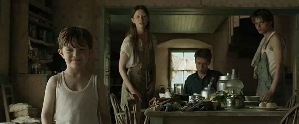 「マローボーン家の掟」ジョージ・マッケイ & ミア・ゴス & チャーリー・ヒートンの画像