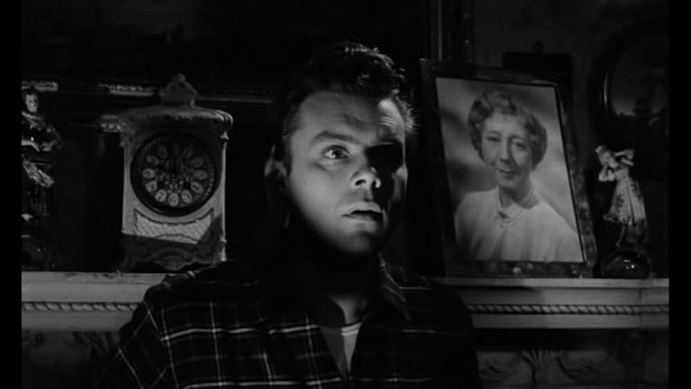 Cast a Dark Shadow（原題）の画像