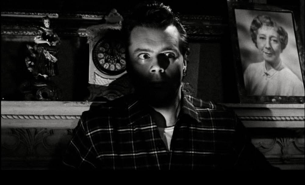 Cast a Dark Shadow（原題）の画像