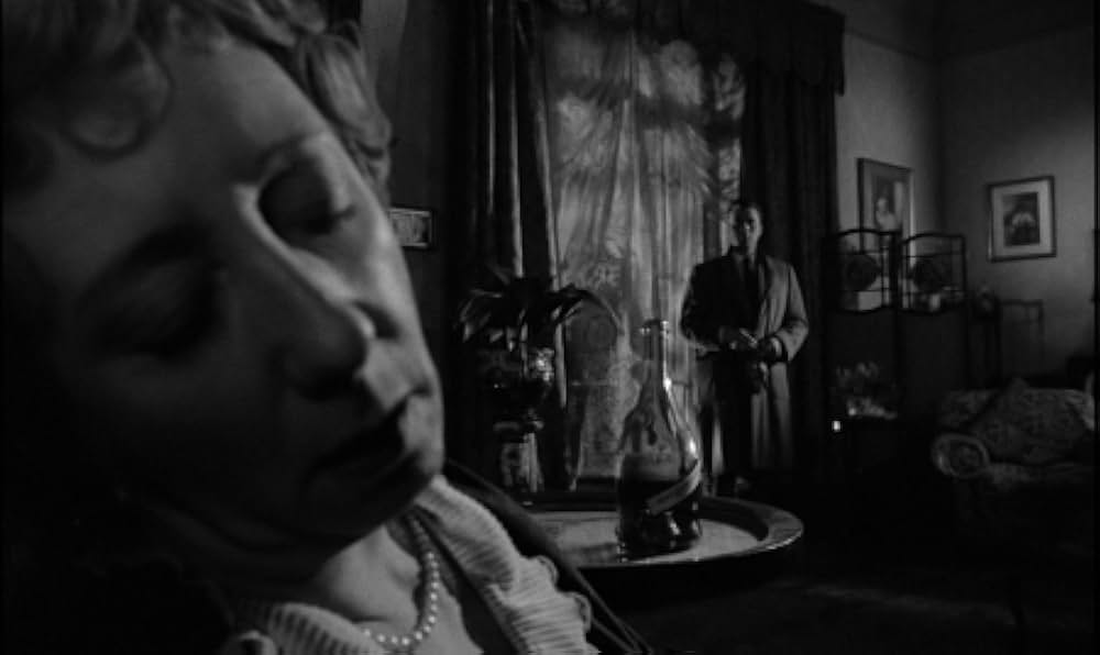 Cast a Dark Shadow（原題）の画像