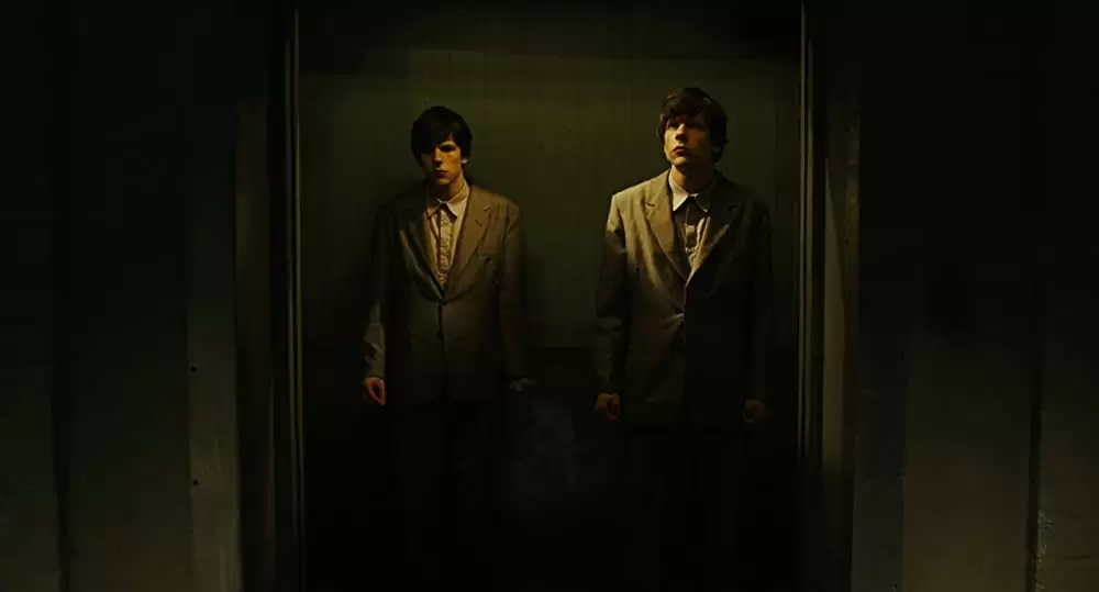 「嗤う分身」ジェシー・アイゼンバーグの画像