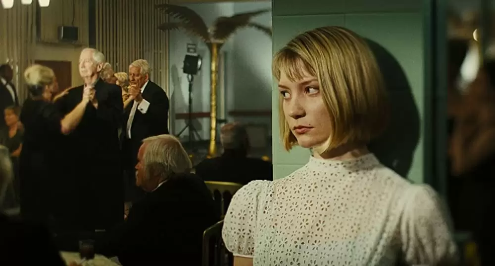 「嗤う分身」ミア・ワシコウスカの画像