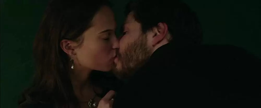 「フィフス・エステート 世界から狙われた男」ダニエル・ブリュール & アリシア・ビカンダーの画像