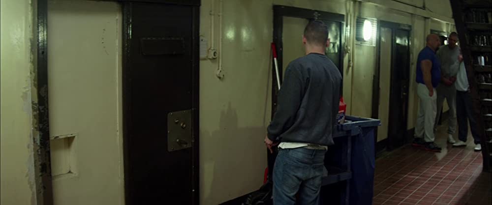 名もなき塀の中の王の画像