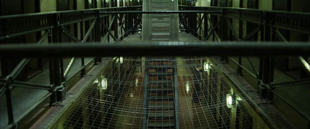 名もなき塀の中の王の画像