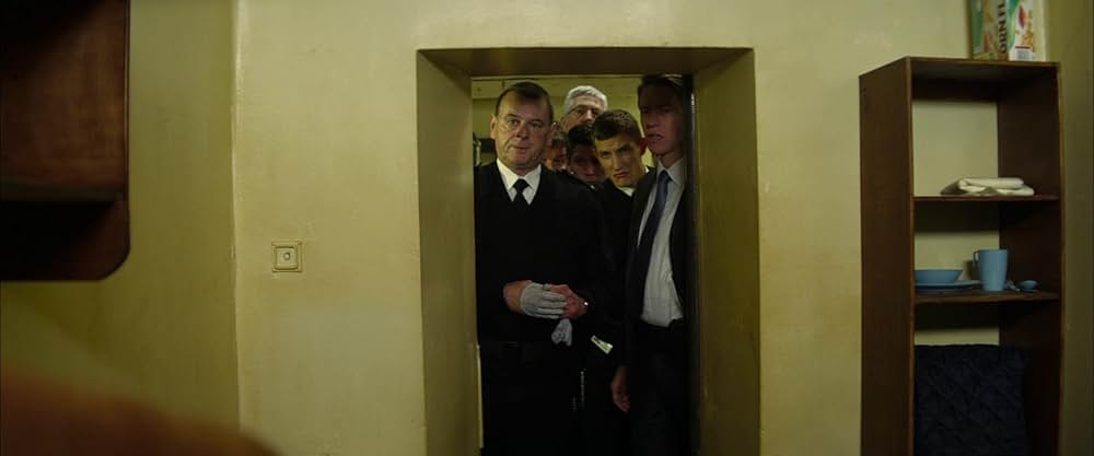 名もなき塀の中の王の画像