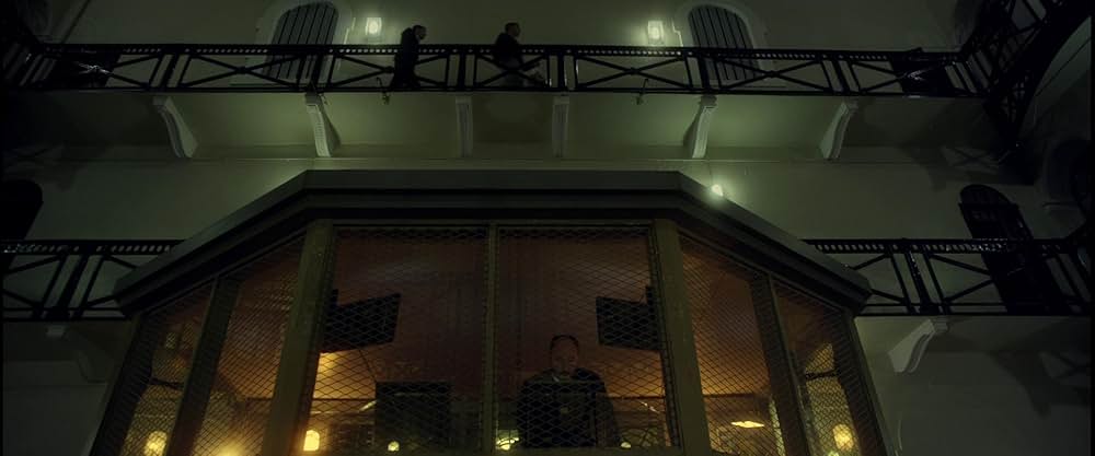 名もなき塀の中の王の画像