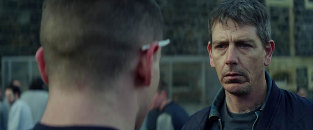 名もなき塀の中の王の画像