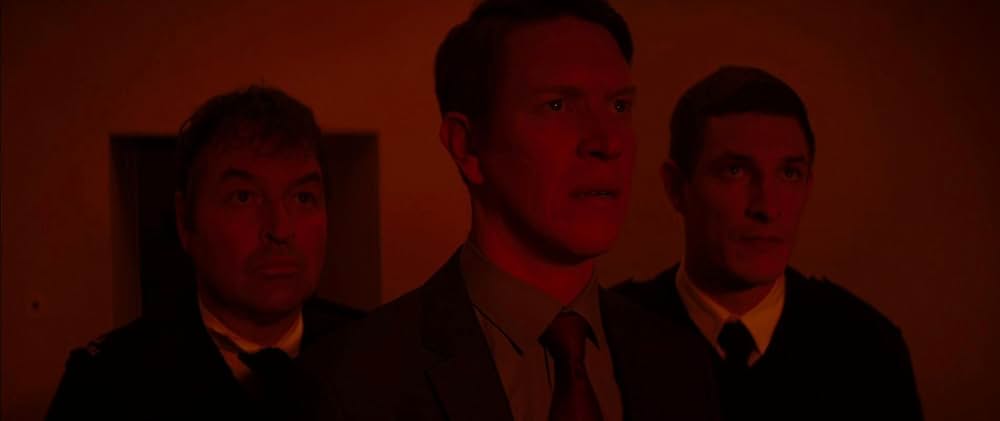 名もなき塀の中の王の画像