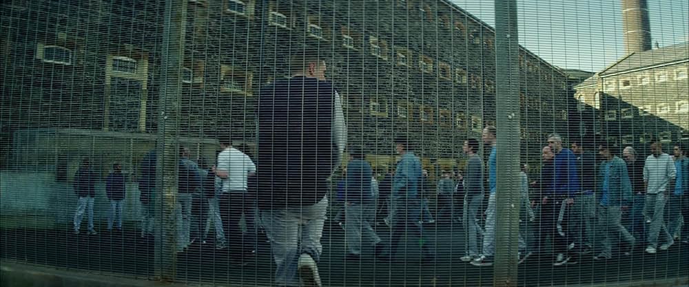 名もなき塀の中の王の画像