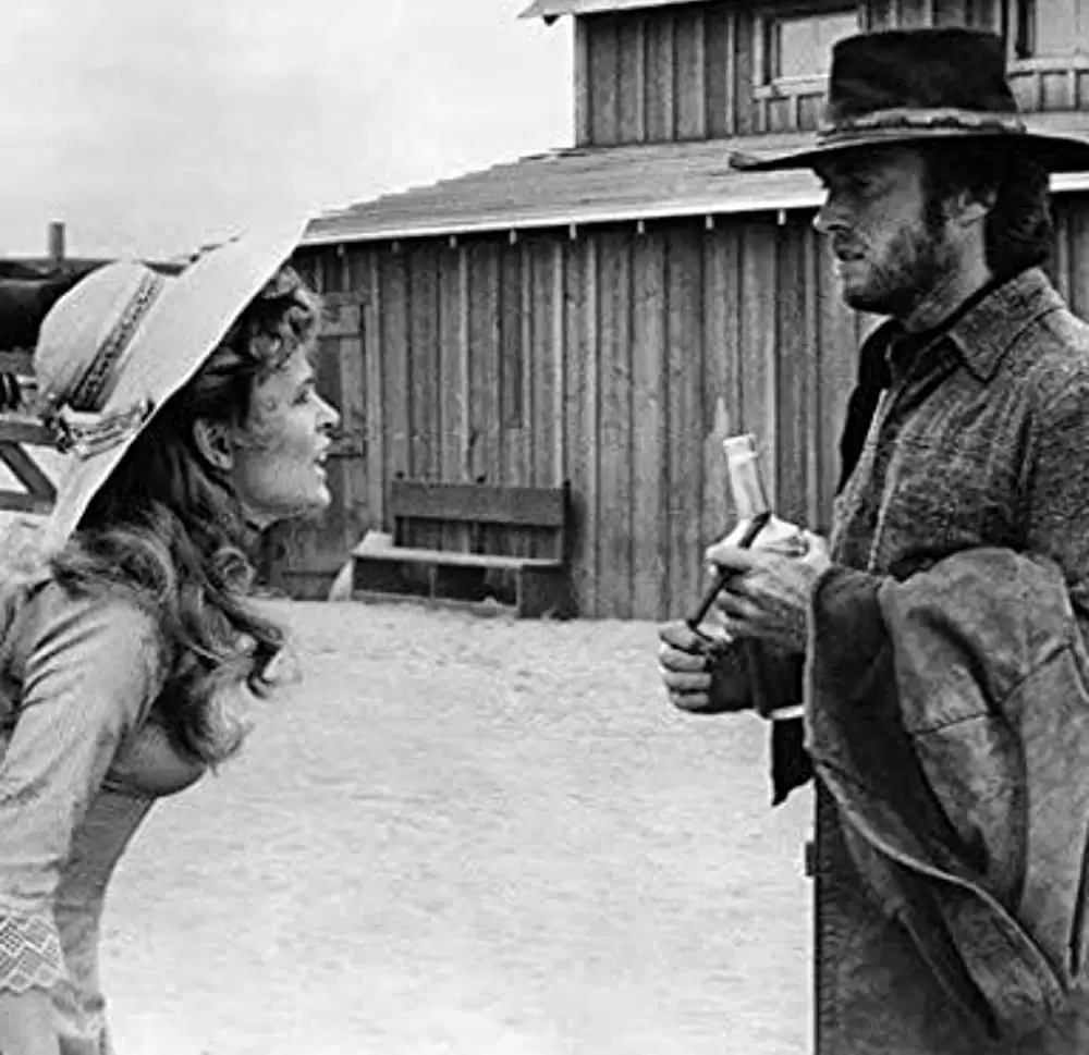 「荒野のストレンジャー」クリント・イーストウッド & マリアンナ・ヒルの画像