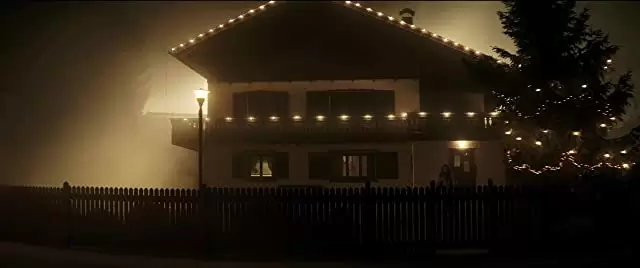 霧の中の少女の画像