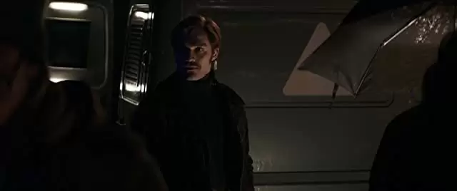 霧の中の少女の画像