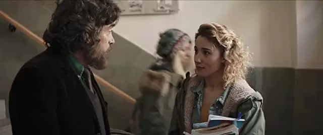 霧の中の少女の画像