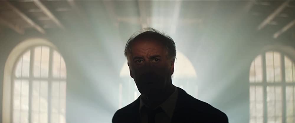 霧の中の少女の画像