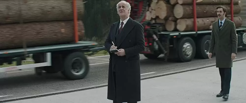 霧の中の少女の画像