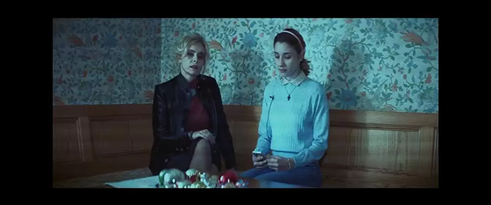 霧の中の少女の画像