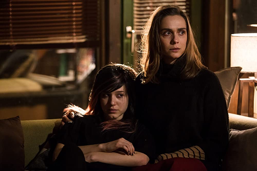 霧の中の少女の画像