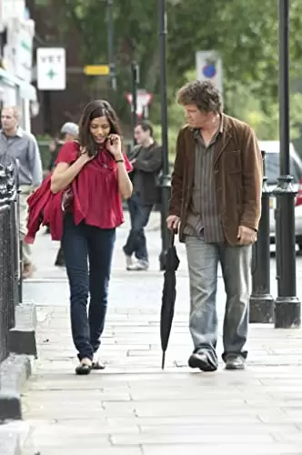 「恋のロンドン狂騒曲」ジョシュ・ブローリン & フリーダ・ピントの画像