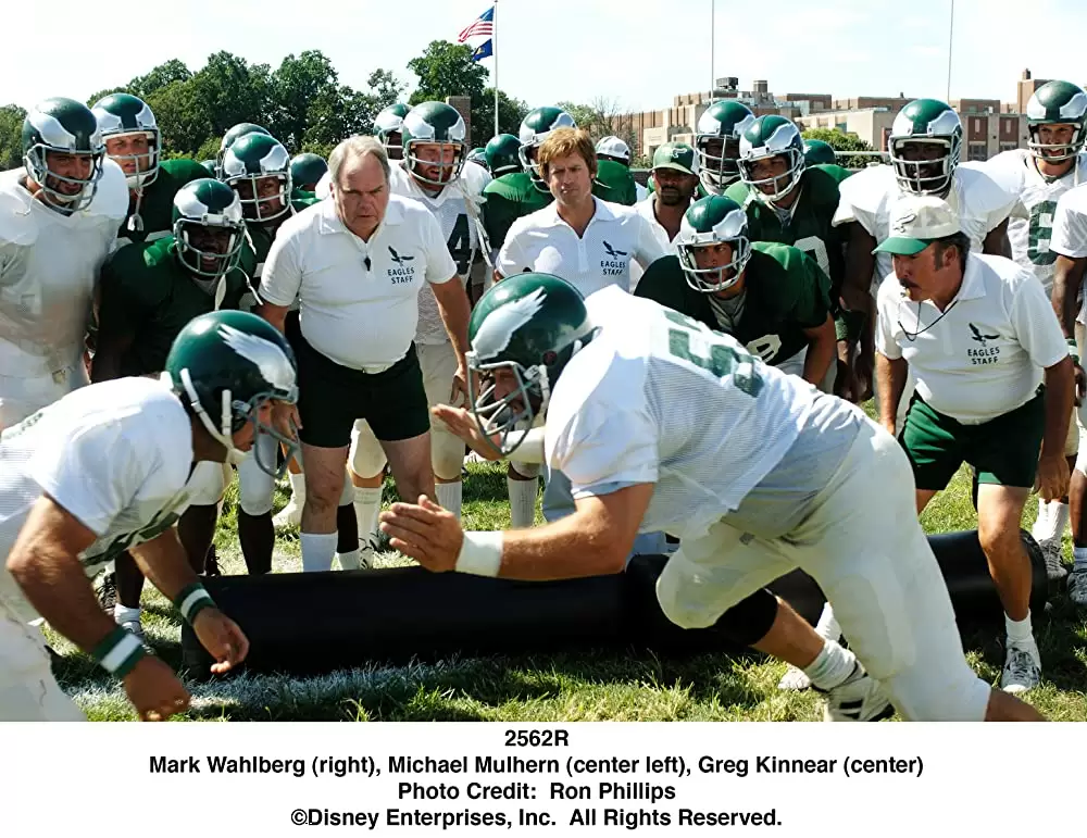 「インヴィンシブル 栄光へのタッチダウン」マーク・ウォールバーグ & グレッグ・キニアの画像