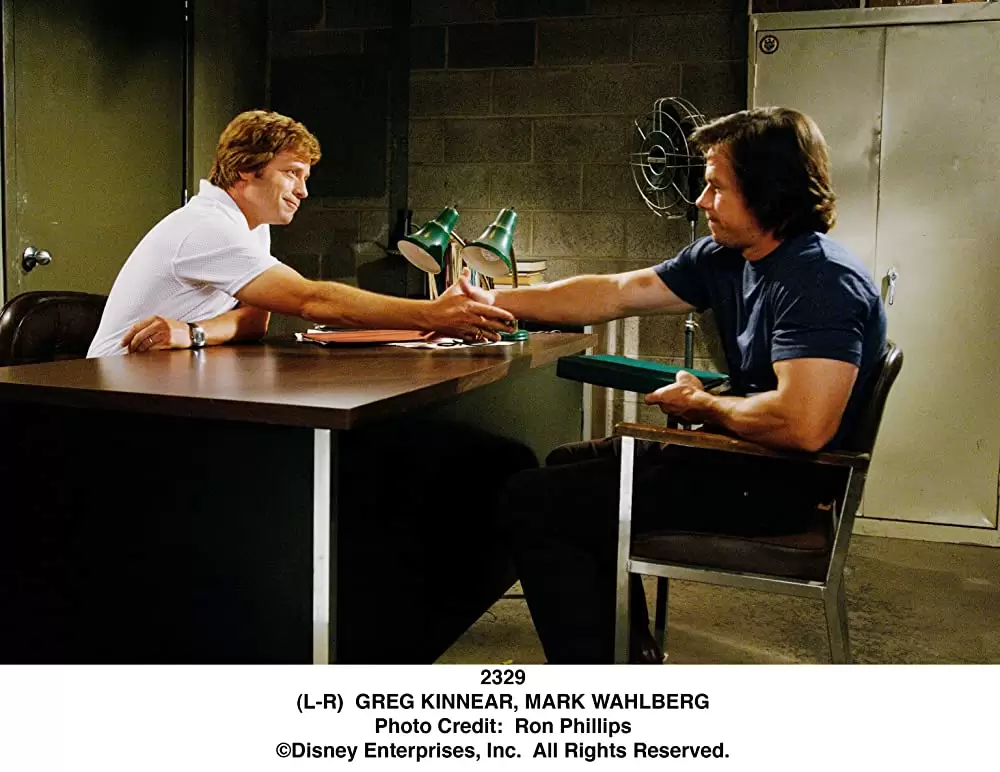 「インヴィンシブル 栄光へのタッチダウン」マーク・ウォールバーグ & グレッグ・キニアの画像